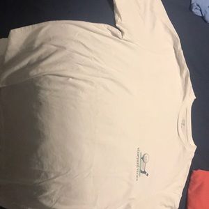 While vineyard vine golf t-shirt